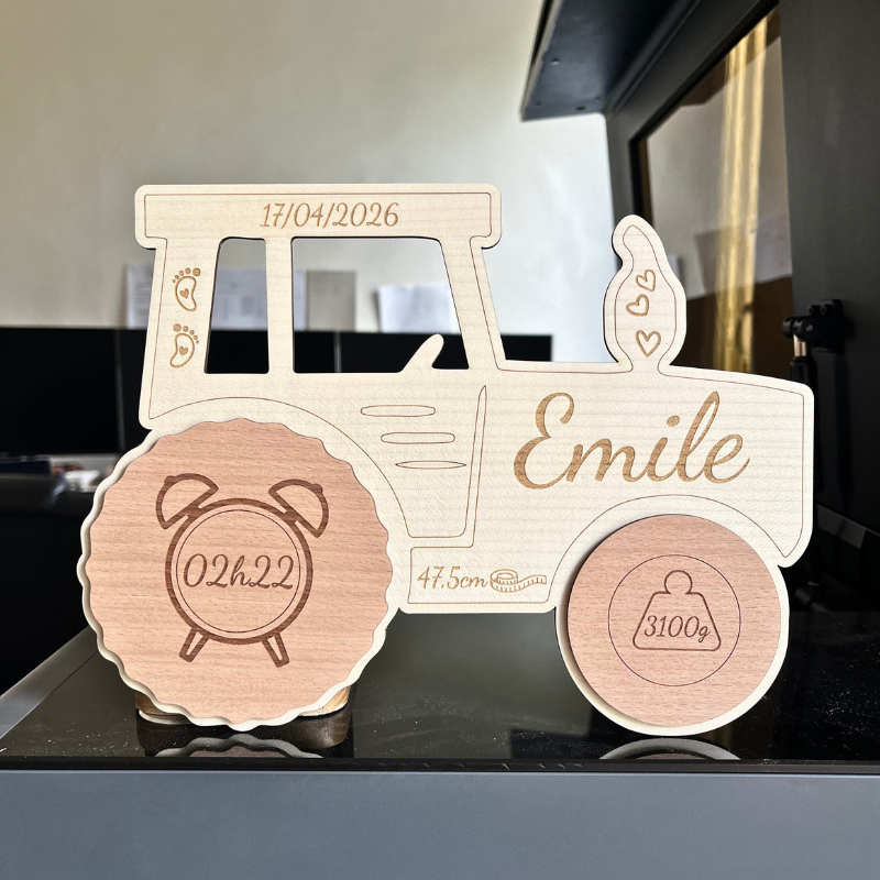 Tracteur en bois personnalisé avec les informations de naissance