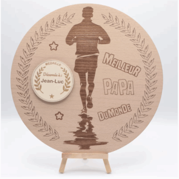 Plaque ronde en bois personnalisée, gravée d'un coureur, de lauriers et du prénom ; fabrication artisanale française avec support. | Cadeau personnalisé en bois | Bibam Bois