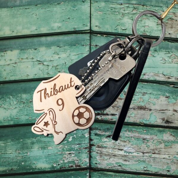 Porte-clés en bois personnalisé, gravé avec un joueur de foot, prénom "Thibaut", numéro 9, idéal cadeau artisanal unique. | Cadeau personnalisé en bois | Bibam Bois
