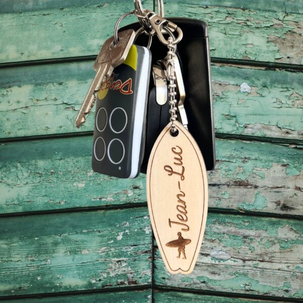 Porte-clés surf en bois gravé "Jean-Luc", artisanal, avec télécommande noire. Cadeau personnalisé, fait main en France. | Cadeau personnalisé en bois | Bibam Bois