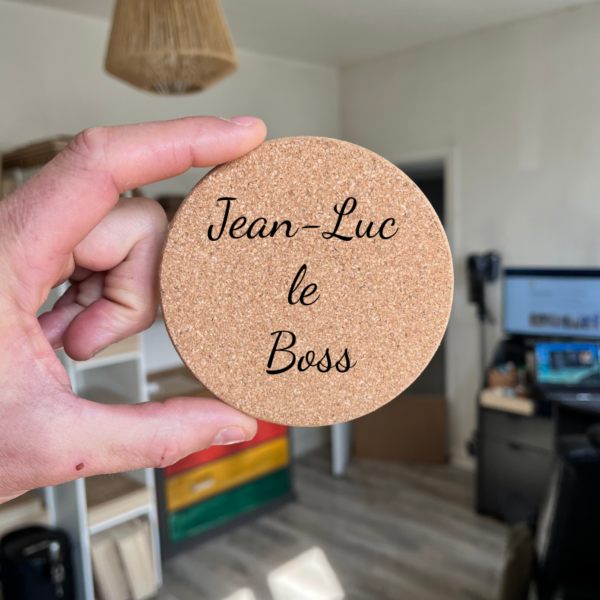 Sous-verre en liège personnalisé avec gravure sur mesure, fabriqué artisanalement en France par Bibam Bois, idée cadeau unique. | Cadeau personnalisé en bois | Bibam Bois