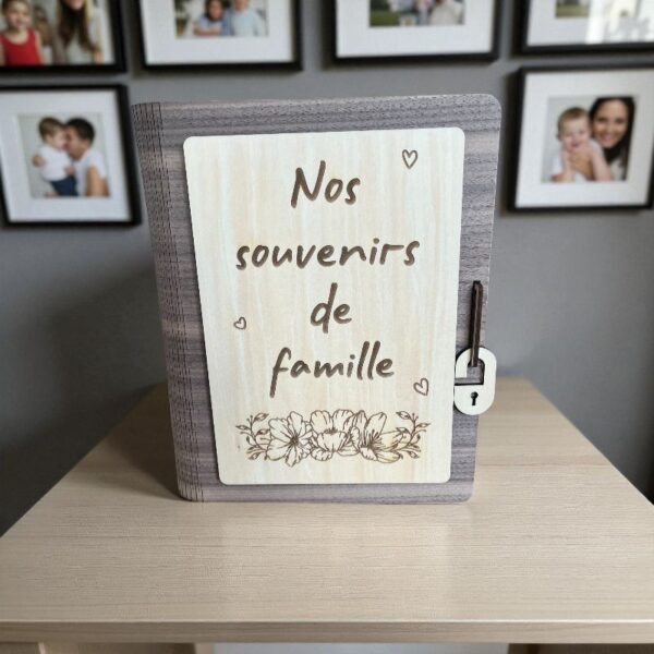 Boîte à souvenirs en bois personnalisée "Nos souvenirs de famille", artisanale, décor floral, avec fermoir latéral, fabriquée en France. | Cadeau personnalisé en bois | Bibam Bois