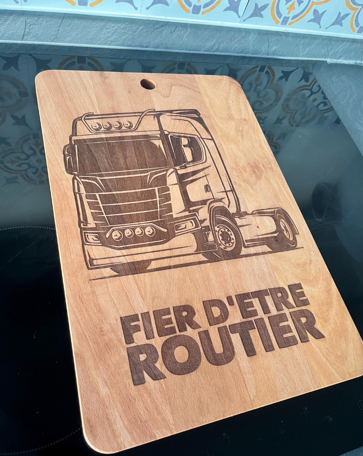 Planche à découper en bois personnalisée, gravée d'un camion et de l'inscription FIER D'ÊTRE ROUTIER. Fabrication artisanale. | Cadeau personnalisé en bois | Bibam Bois