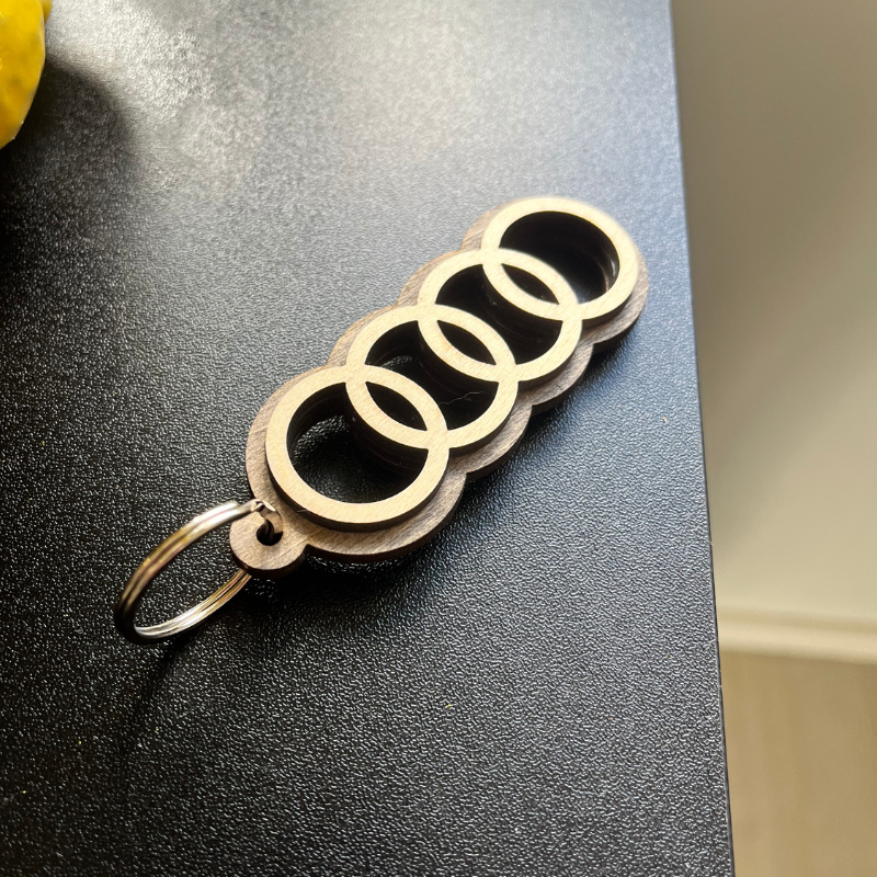 Porte-clés Audi en bois naturel – Élégance & authenticité