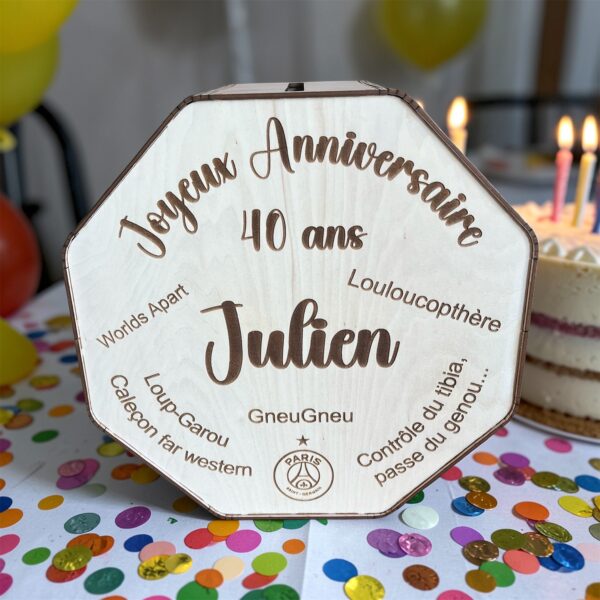Boîte en bois artisanale personnalisée avec gravure "Joyeux Anniversaire 40 ans Julien", parfaite pour une fête conviviale. | Cadeau personnalisé en bois | Bibam Bois