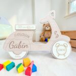 Scooter de naissance personnalisé en bois gravé avec le prénom, la date de naissance, le poids et la taille du bébé.