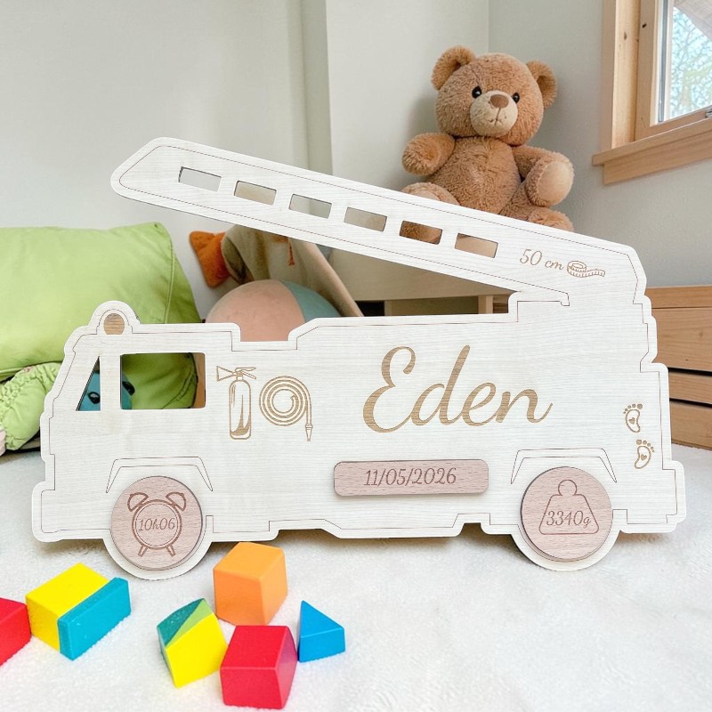 Camion de pompier de naissance personnalisé en bois gravé avec le prénom, la date de naissance, le poids et la taille du bébé.