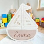 Bateau de naissance personnalisé en bois gravé avec le prénom, la date de naissance, le poids et la taille du bébé.