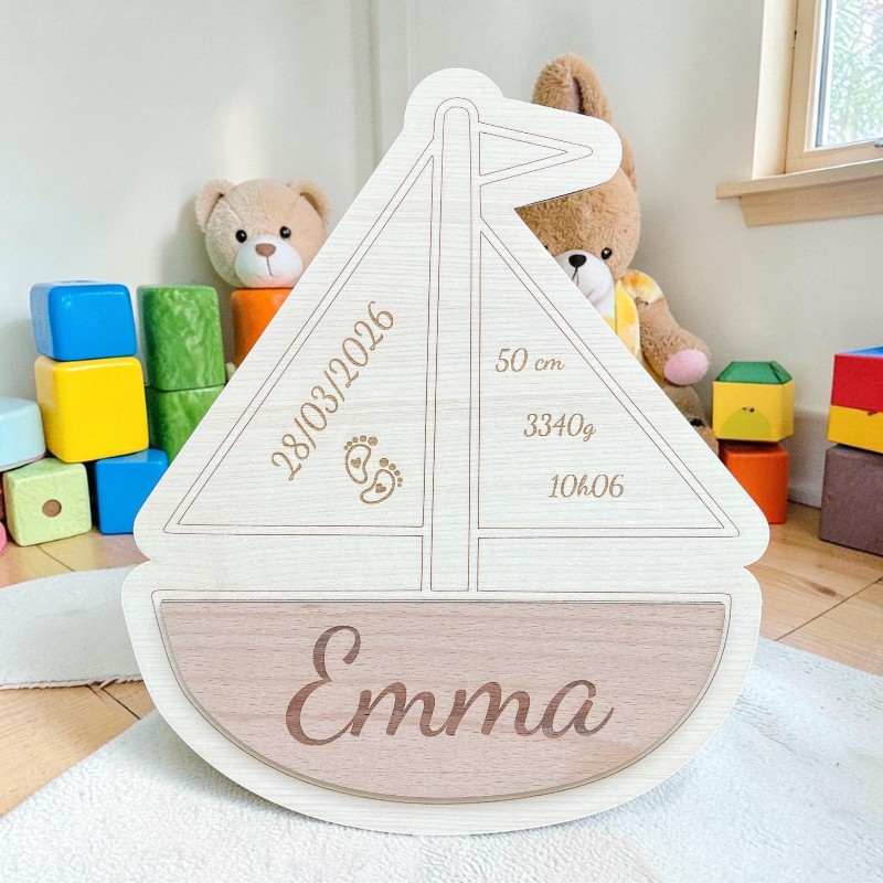 Bateau de naissance personnalisé en bois gravé avec le prénom, la date de naissance, le poids et la taille du bébé.