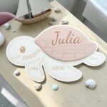 Tortue de naissance personnalisée en bois gravée avec le prénom, la date de naissance, le poids et la taille du bébé.