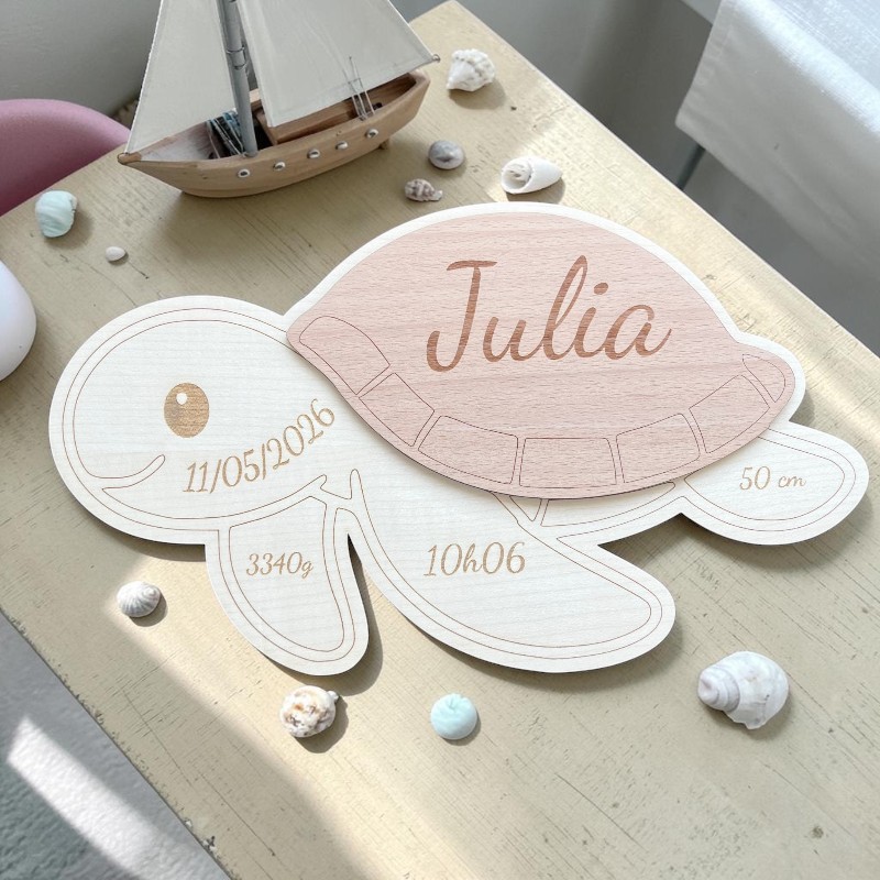Tortue de naissance personnalisée en bois gravée avec le prénom, la date de naissance, le poids et la taille du bébé.