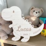 Dinosaure de naissance personnalisé en bois d’érable gravé avec le prénom, la date de naissance, le poids et la taille du bébé.
