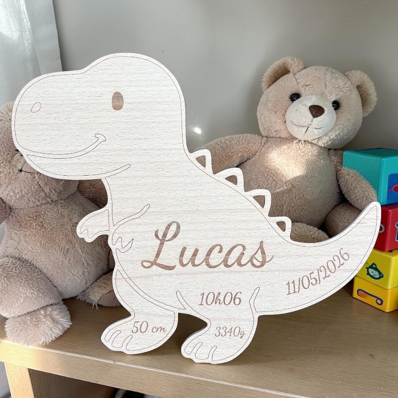 Dinosaure de naissance personnalisé en bois d’érable gravé avec le prénom, la date de naissance, le poids et la taille du bébé.