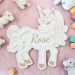 Licorne de naissance personnalisée en bois d’érable gravée avec le prénom, la date de naissance, le poids et la taille du bébé.