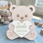 Nounours de naissance personnalisé en bois gravé avec le prénom, la date de naissance, le poids et la taille du bébé.