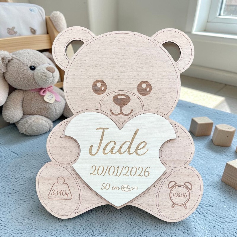 Nounours de naissance personnalisé en bois gravé avec le prénom, la date de naissance, le poids et la taille du bébé.