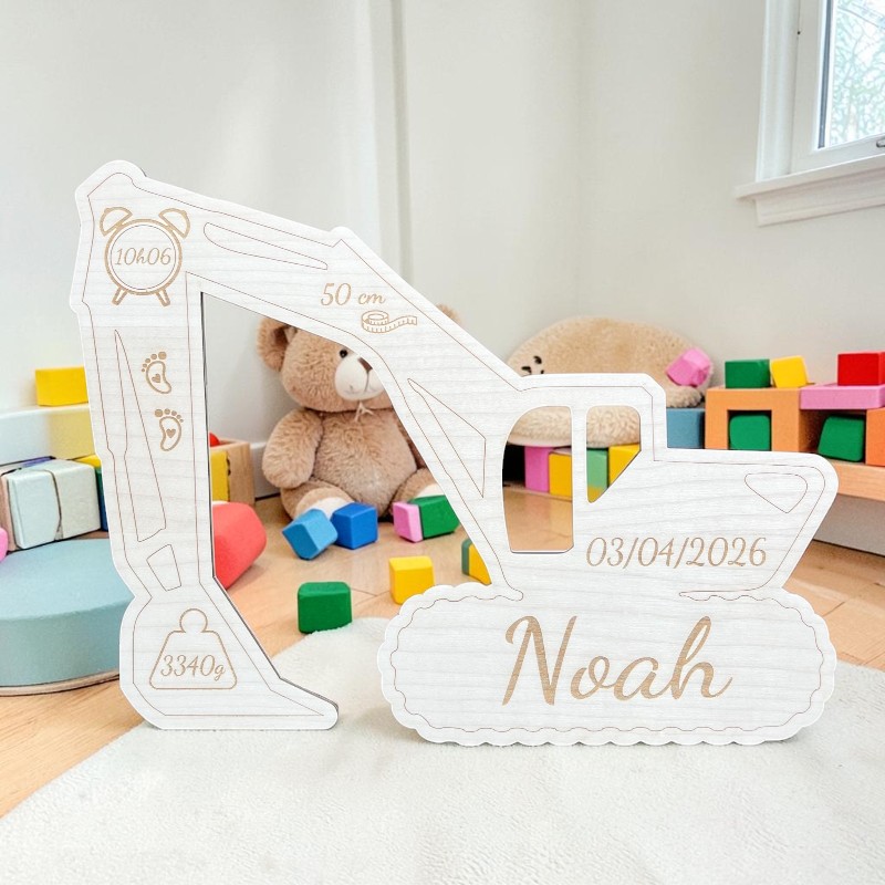 Cadeau de naissance personnalisée en bois gravée avec le prénom, la date de naissance, le poids et la taille du bébé.