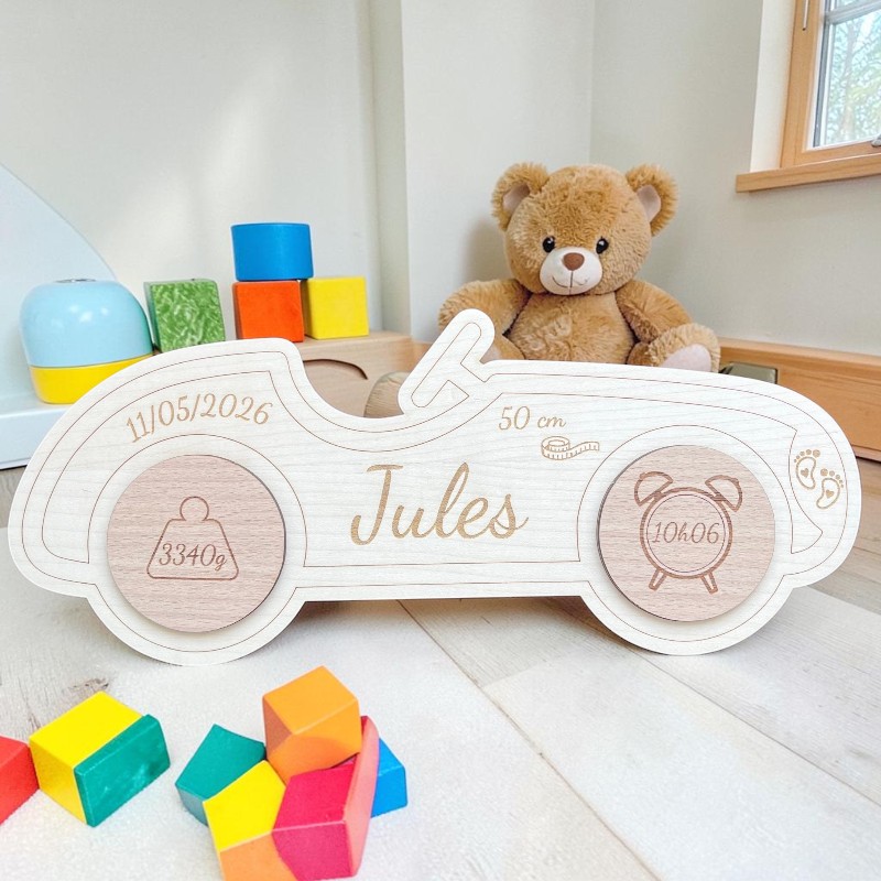 Voiture de course de naissance personnalisée en bois gravée avec le prénom, la date de naissance, le poids et la taille du bébé.