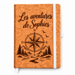 Carnet de voyage personnalisé en liège avec texte gravé et dessin boussole